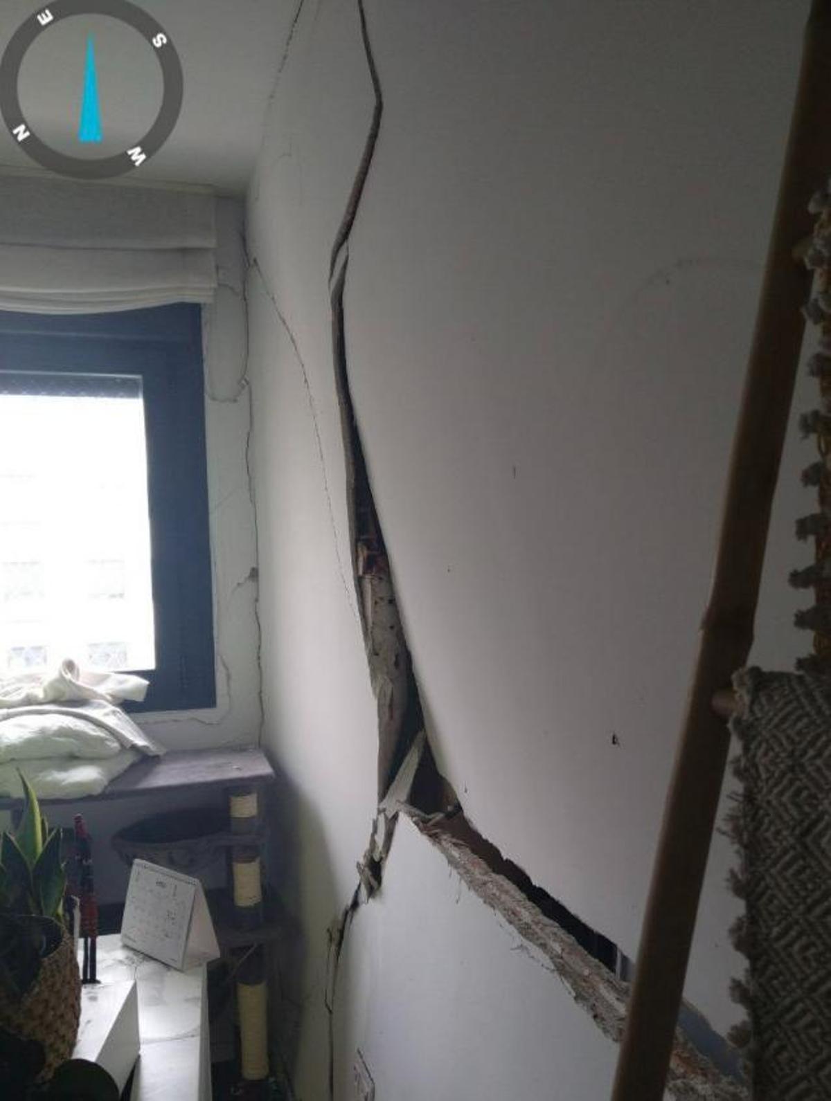 Una explosión de baterías de litio daña el muro de una vivienda en Rivas Vaciamadrid sin causar heridos.