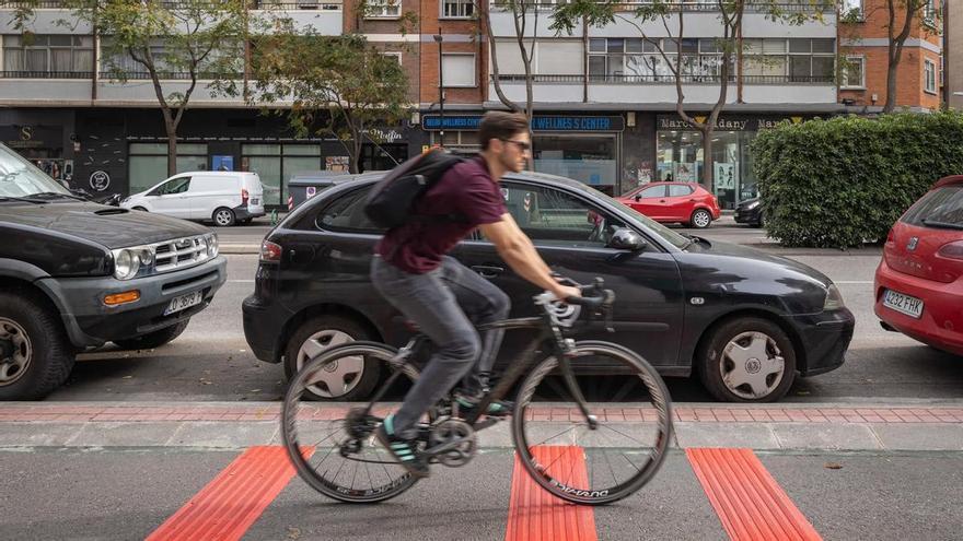 Cambios en los carriles bici de Zaragoza: el ayuntamiento instala unos resaltes para favorecer la seguridad