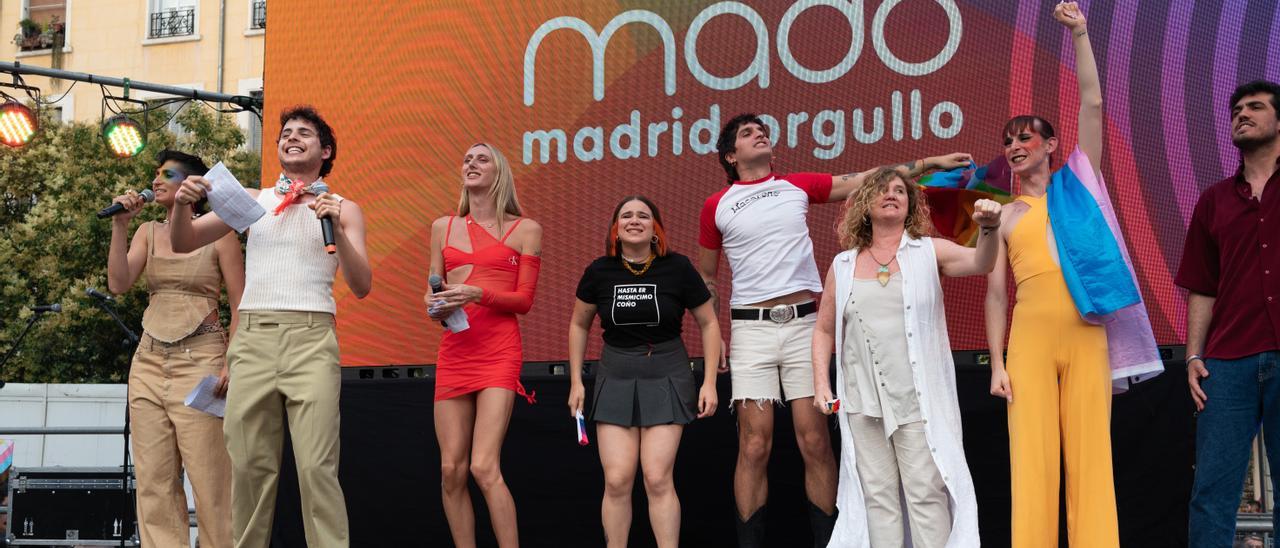 Los protagonistas de 'Te estoy amando locamente' durante el pregón de las Fiestas del Orgullo en Madrid