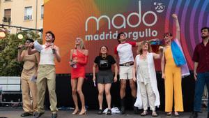 Los protagonistas de ’Te estoy amando locamente’ durante el pregón de las Fiestas del Orgullo en Madrid