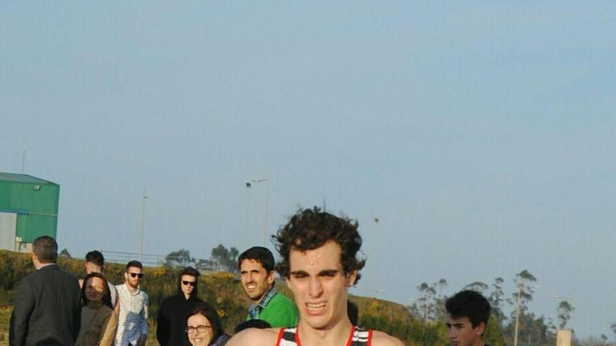 El vigués Miguel González, durante una prueba de triatlón. // FdV