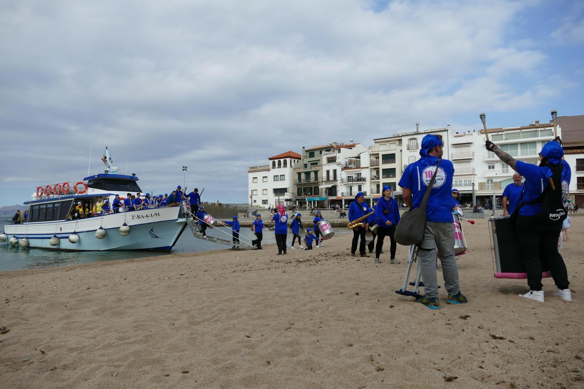 La Batuscala celebra 10 anys desembarcant a la platja de les Barques de l'Escala