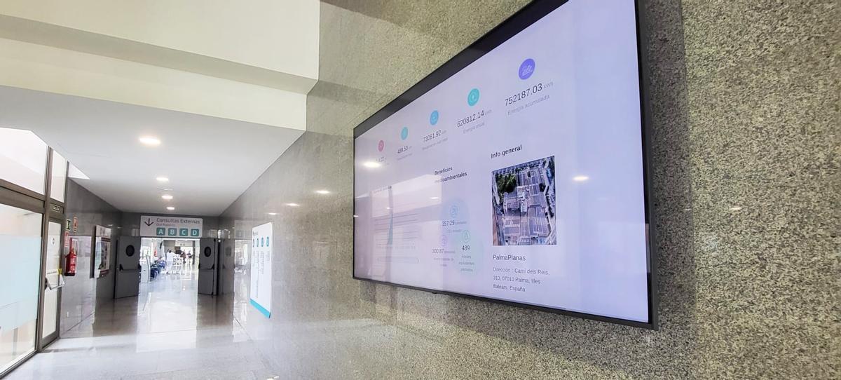 Ein Bildschirm in der Krankenhaushalle informiert über die Umweltvorteile der Photovoltaikanlage.