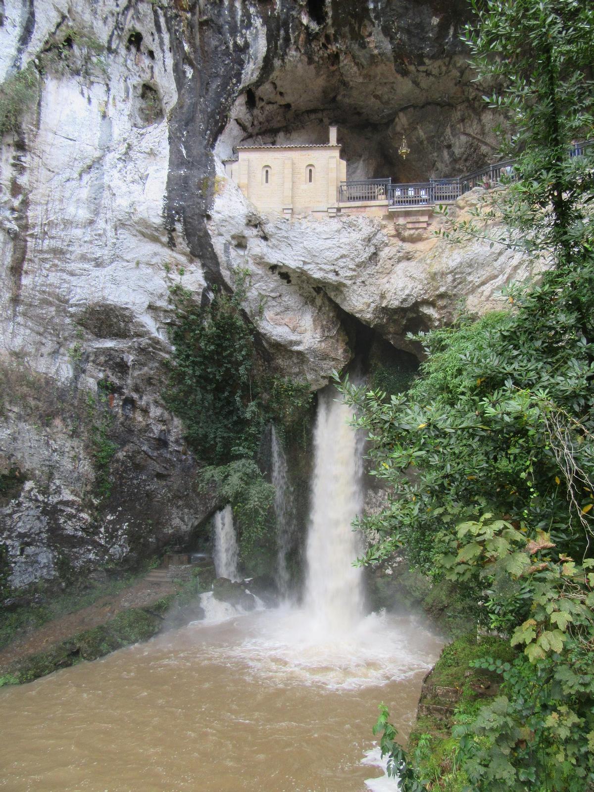 El "chorrón" bajo la cueva de la Santina.