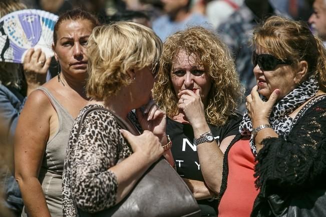 18/04/2016 SUCESOS derrumbe de la vivienda en los critianos donde fallecieron 7 personas  acto homenaje a las victimas   con un minuto de silencio en la plaza del pecador con  autoridades municipales colaboradores en el desescombro  familiares de las víctimas  y vecinos de los cristianos