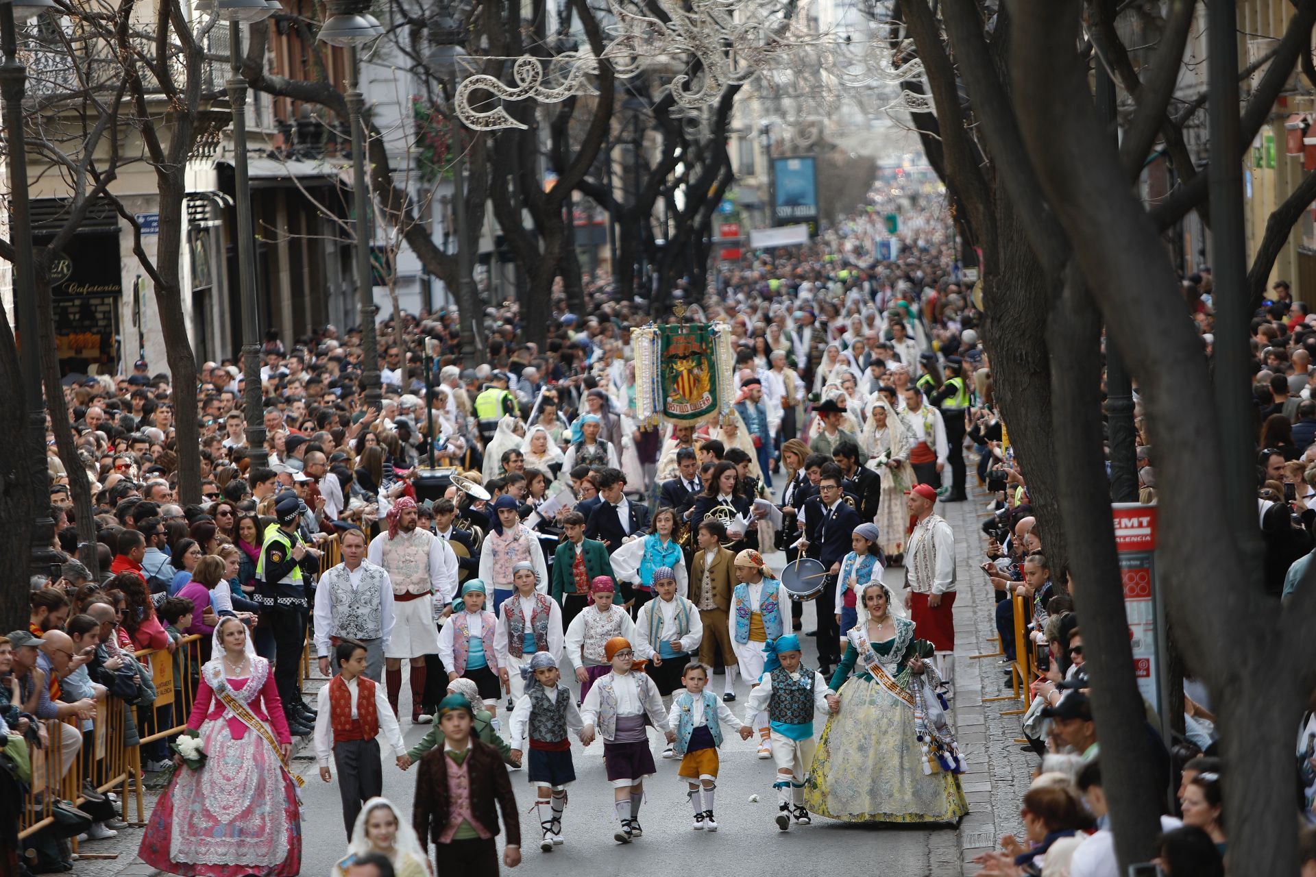 Las comisiones llegan a la Plaza de la Reina