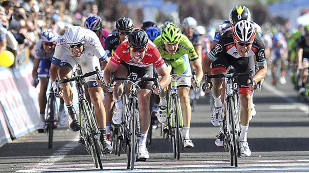 Mark Cavendish, a punt de travessar la meta de la 13a etapa del Giro a l’esprint.