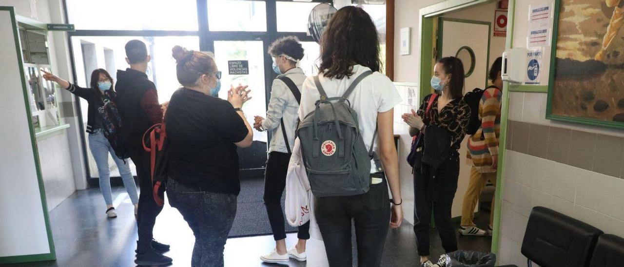 Estudiantes en la Universidad de Santiago cumpliendo con el protocolo COVID-19.