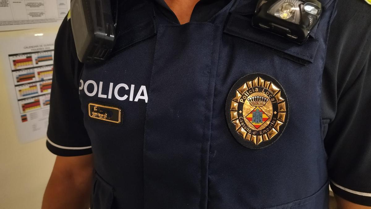 Un agent de la Policia Local de Castelló d'Empúries