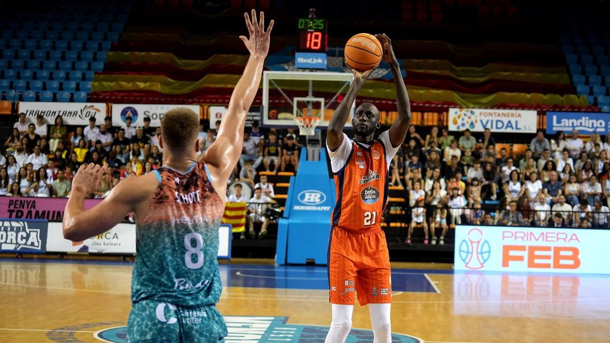 Diop intenta un lanzamiento frente a Schott.