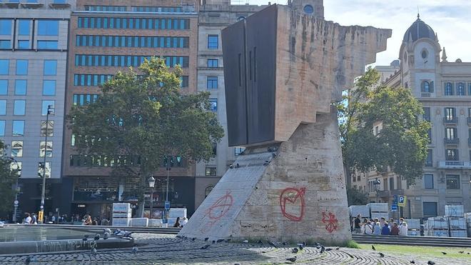 Barcelona limpiará "lo más pronto posible" las esculturas vandalizadas de la plaza Catalunya