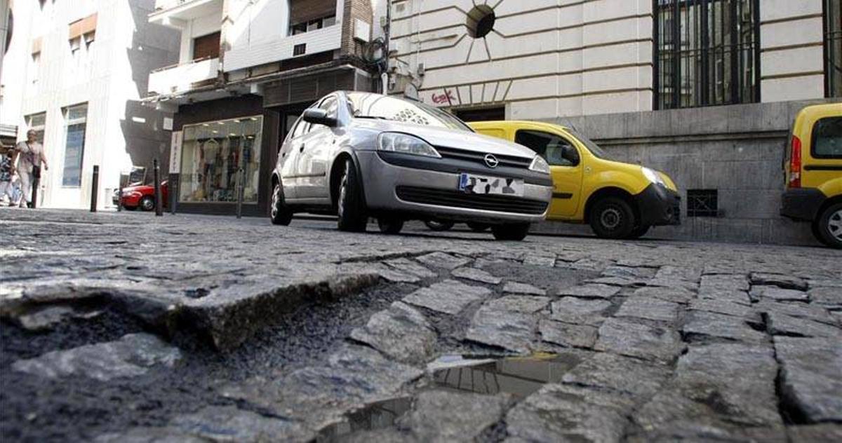 Pavimento en mal estado en la calle Eduardo Lucena