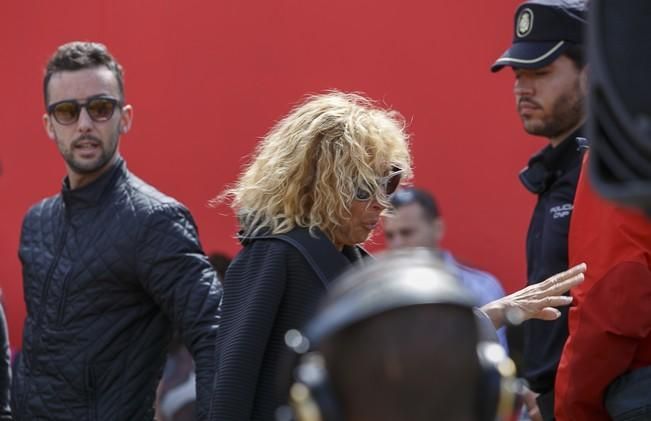 18/04/2016 SUCESOS derrumbe de la vivienda en los critianos donde fallecieron 7 personas  acto homenaje a las victimas   con un minuto de silencio en la plaza del pecador con  autoridades municipales colaboradores en el desescombro  familiares de las víctimas  y vecinos de los cristianos