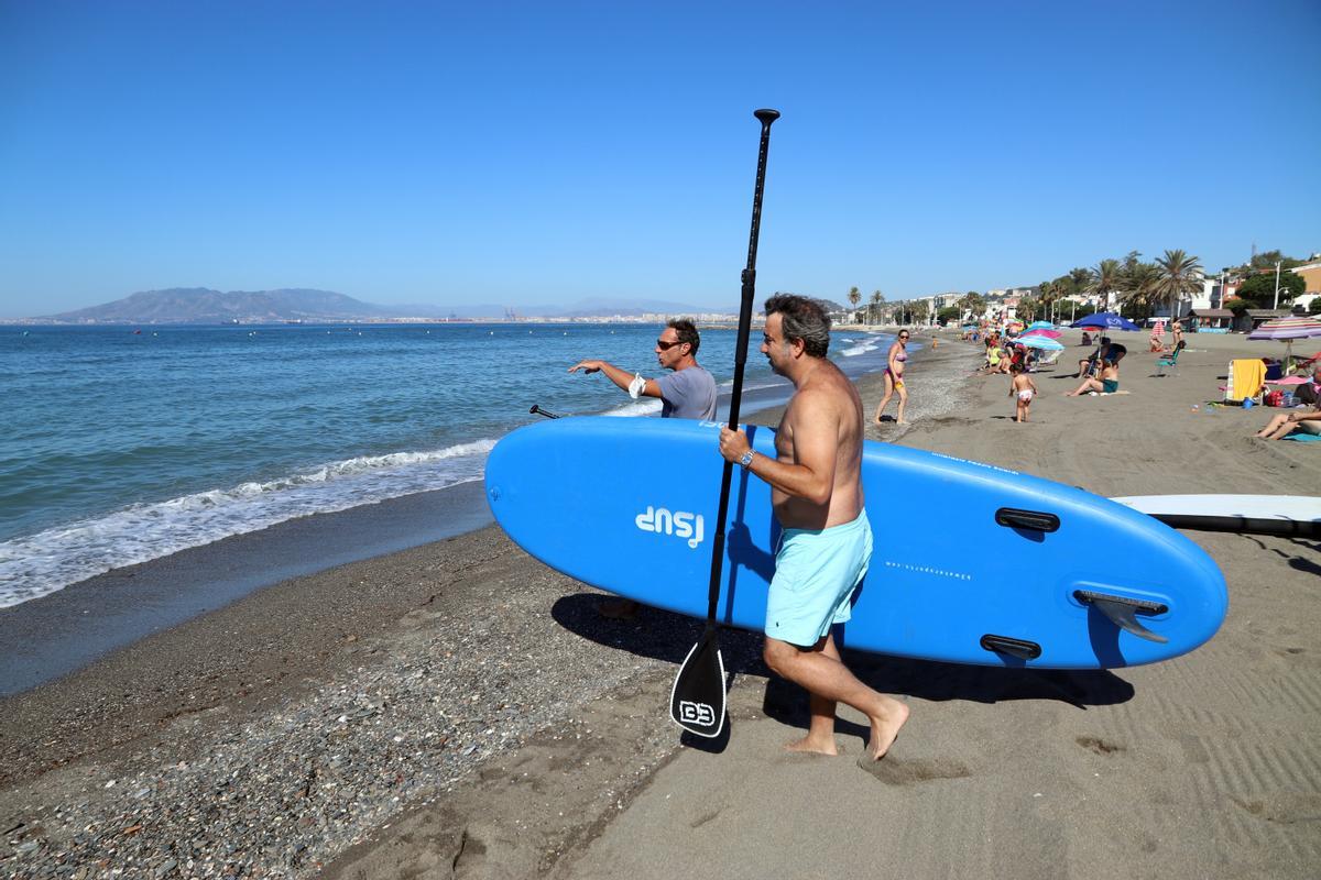 Aumenta la práctica de surf y paddel surf en las playas de Málaga