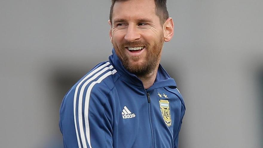 Leo Messi entrena con la selección argentina.