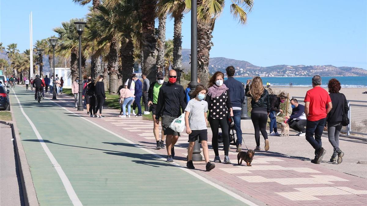 Castellonenses paseando por la playa.