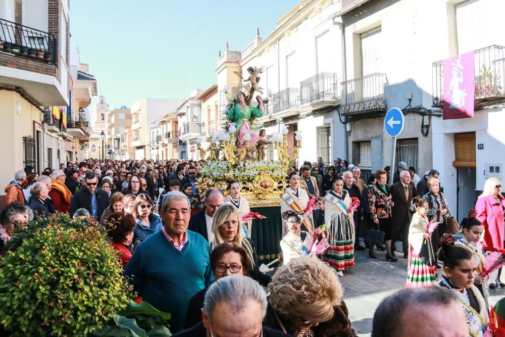 Miles de fieles han acompañado la imagen de Santa Águeda hasta su ermita en un camino jalonado por puestos de dulces