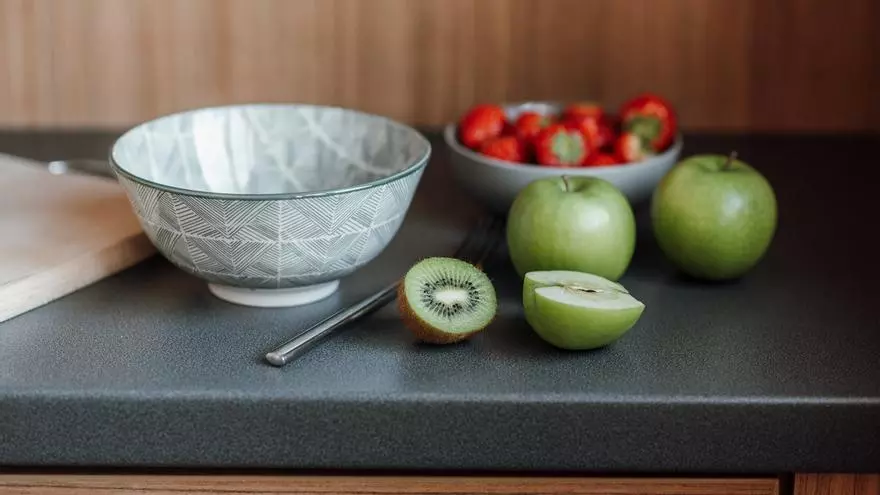 Ni por las mañanas ni por las noches: así es como hay que comer el kiwi para ir al baño