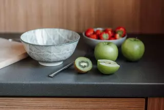 Ni por las mañanas ni por las noches: así es como hay que comer el kiwi para ir al baño