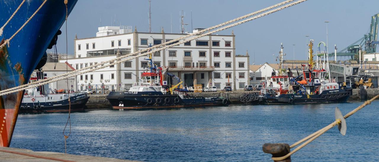 Remolcadores de Odiel Towage frente a la sede de la Autoridad Portuaria de Las Palmas