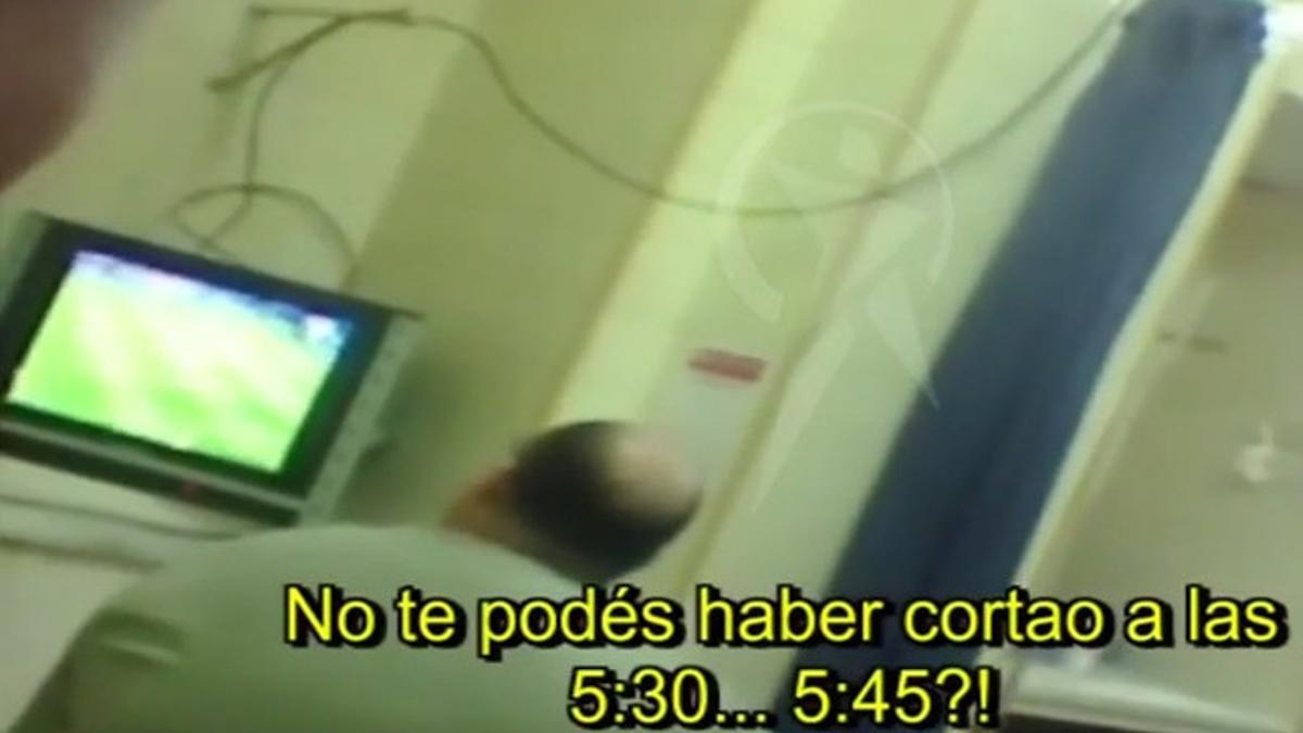 El médico no apartó la vista de la televisión