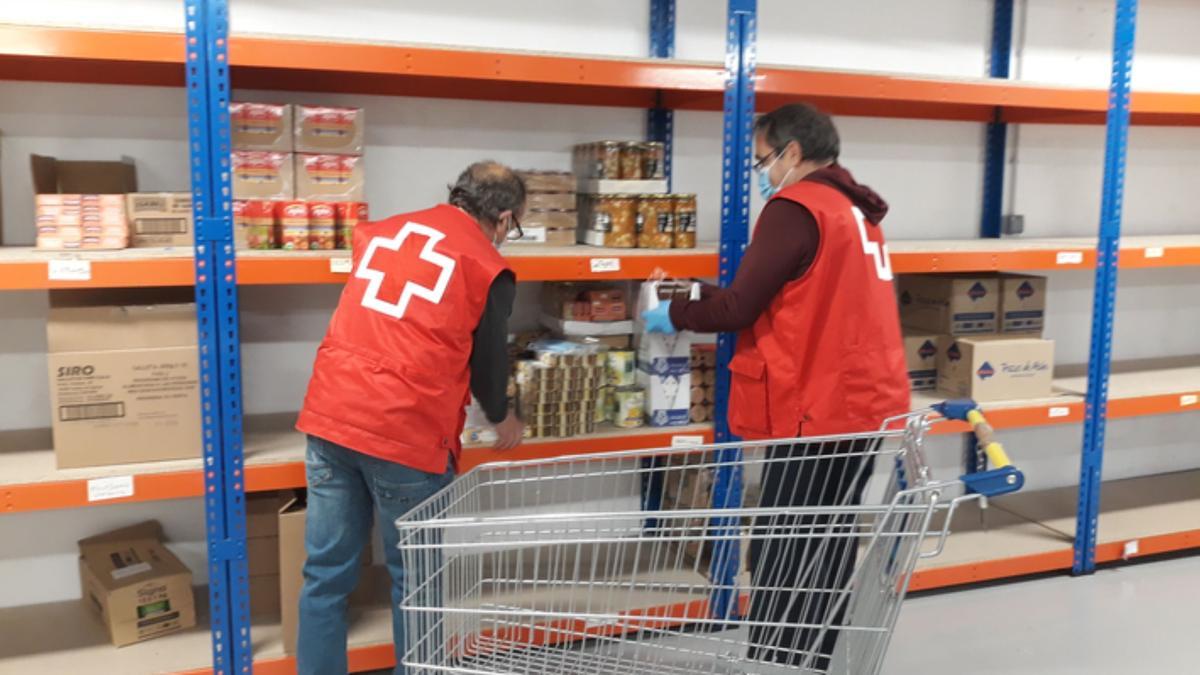 Personal de Cruz Roja, con alimentos para los vulnerables.