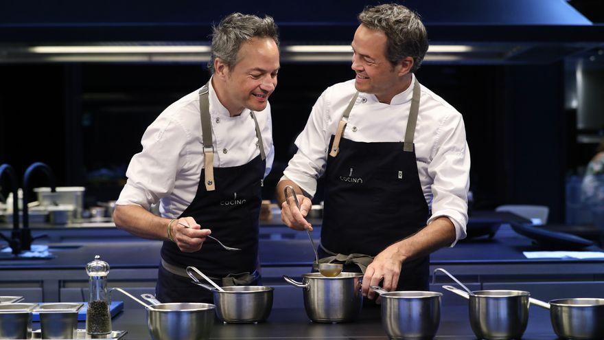 Los chef en la cocina de su restaurante Cocina Hermanos Torres.