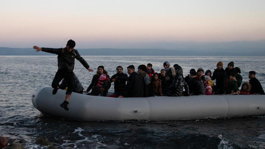Migrantes tras cruzar el Egeo hacia Lesbos.
