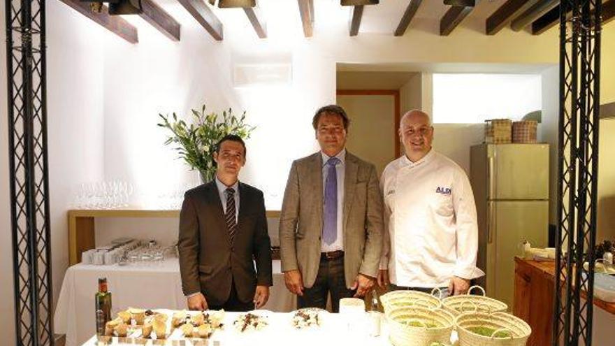 Gastro-Happening mit Aldi: Maître Manuel Pérez, Manager Juan Carlos Frean und Sternekoch Tomeu Caldentey am Dienstag (12.5.) in Palma.