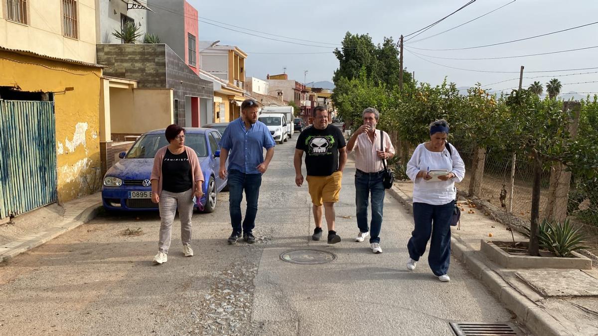 Paseo por el barrio de representantes de Podemos, el pasado día 16.