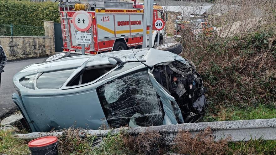 Excarcelada una conductora tras volcar su vehículo en Feáns