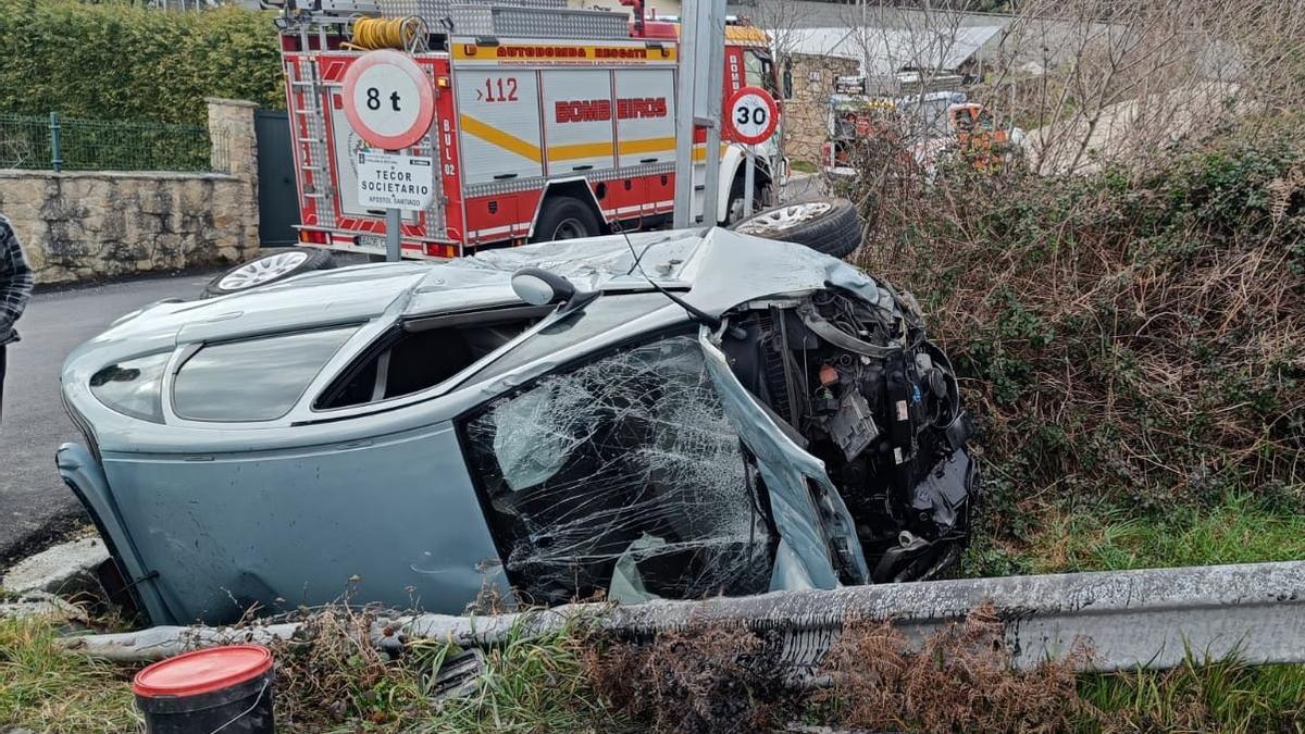 Estado del vehículo tras el accidente en Feáns