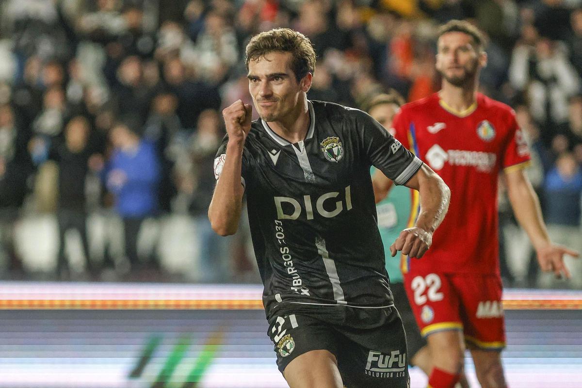 Iñigo Córdoba celebra un gol con el Burgos.