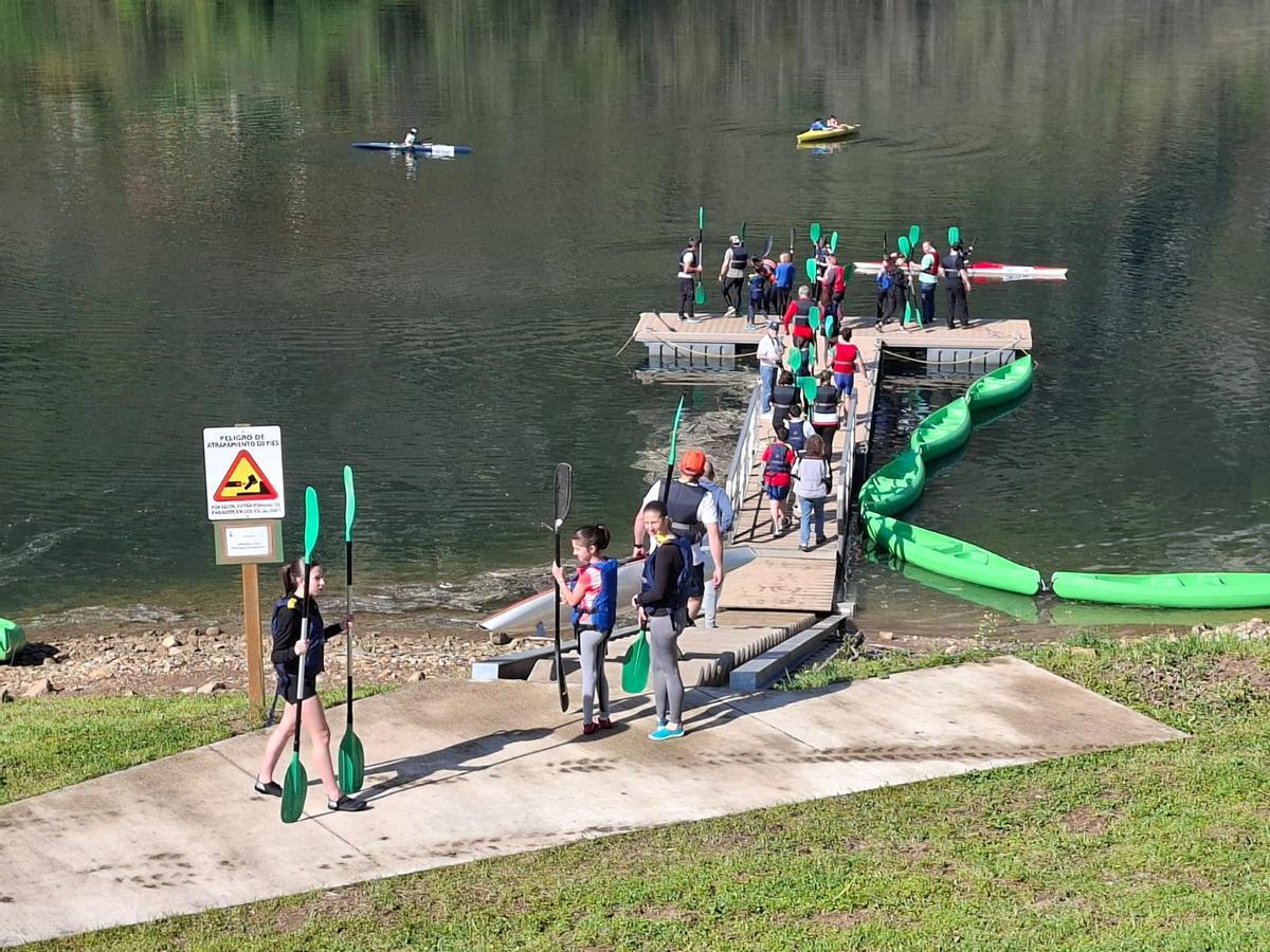 Participantes en las rutas guiadas en kayak por el pantano de Tanes