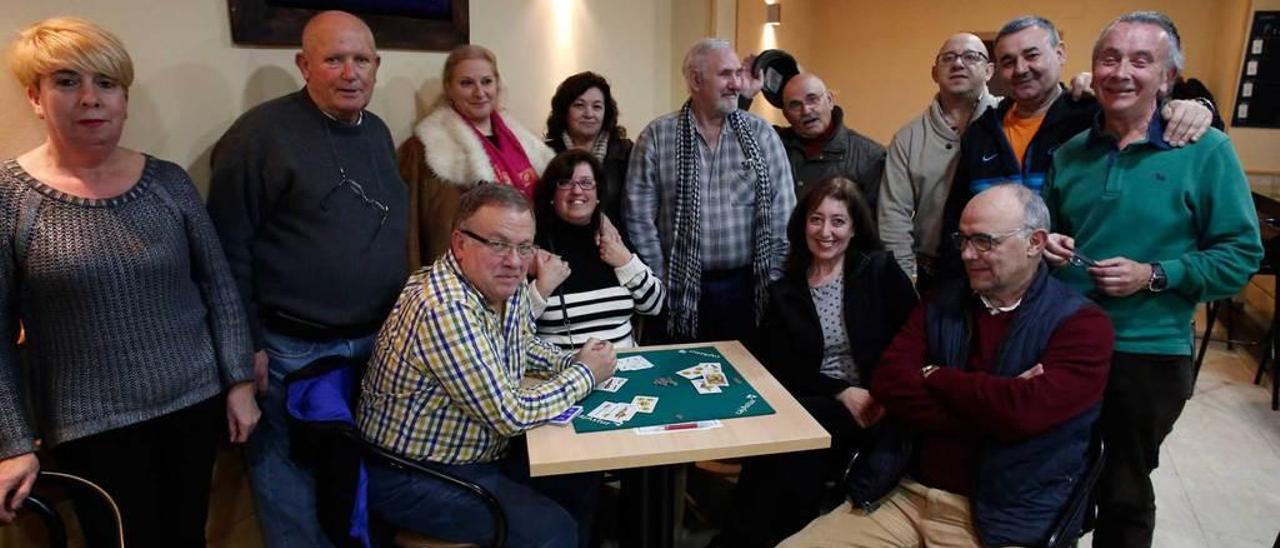 Alumnos y profesores de la academia avilesina de mus, en una pausa entre clases.