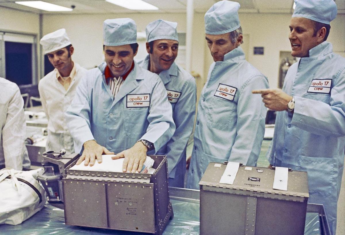 Los tripulantes del Apolo 17 inspeccionan las cajas de comida que llevarán a la Luna durante su misión espacial. En la imagen, los tres astronautas bromean con los encargados de preparar sus menús lunares. 