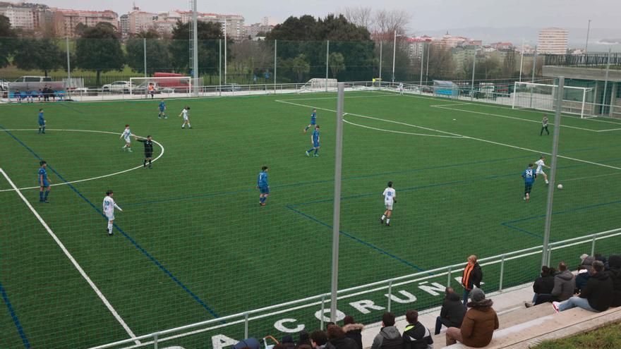 El Concello varía los entrenos en los campos de fútbol tras abrir el de Eirís