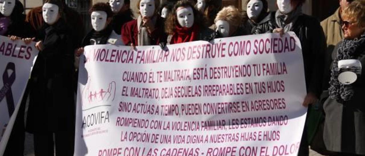 Imagen de una acción pública de la asociación de mujeres maltratadas en el centro de Alcoy.