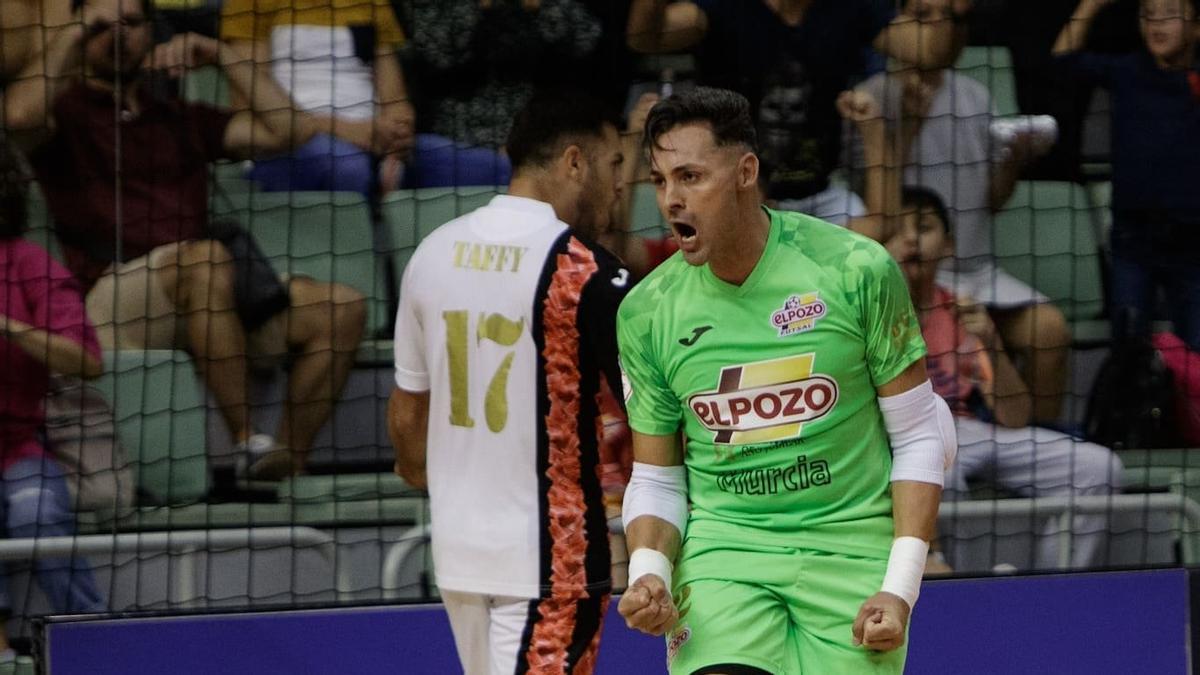 Juanjo, celebrando una acción exitosa durante un encuentro.