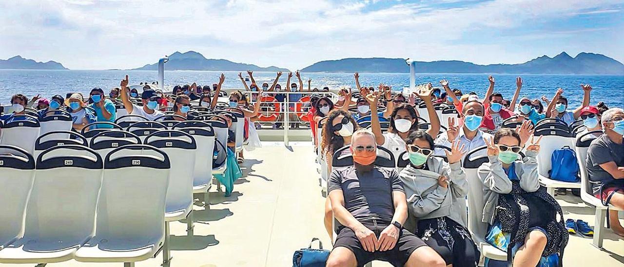 Decenas de visitantes regresan de pasar la jornada en Cíes en un barco de la naviera Mar de Ons