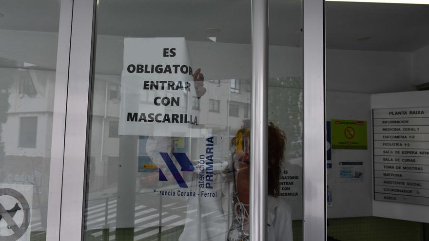 La mascarilla pervive en los centros de salud de A Coruña pese al fin de su uso obligatorio
