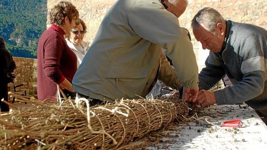 Miquel Pons relligant una faia en el taller que es va celebrar ahir a Bagà per promocionar la festa