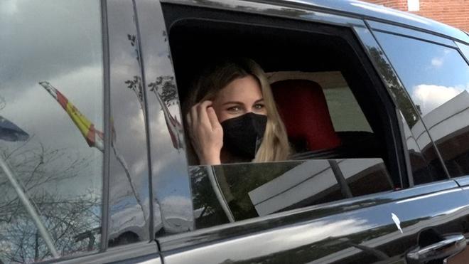 Edurne llega en coche para hacer una revisión rutinaria a la pequeña Yanay