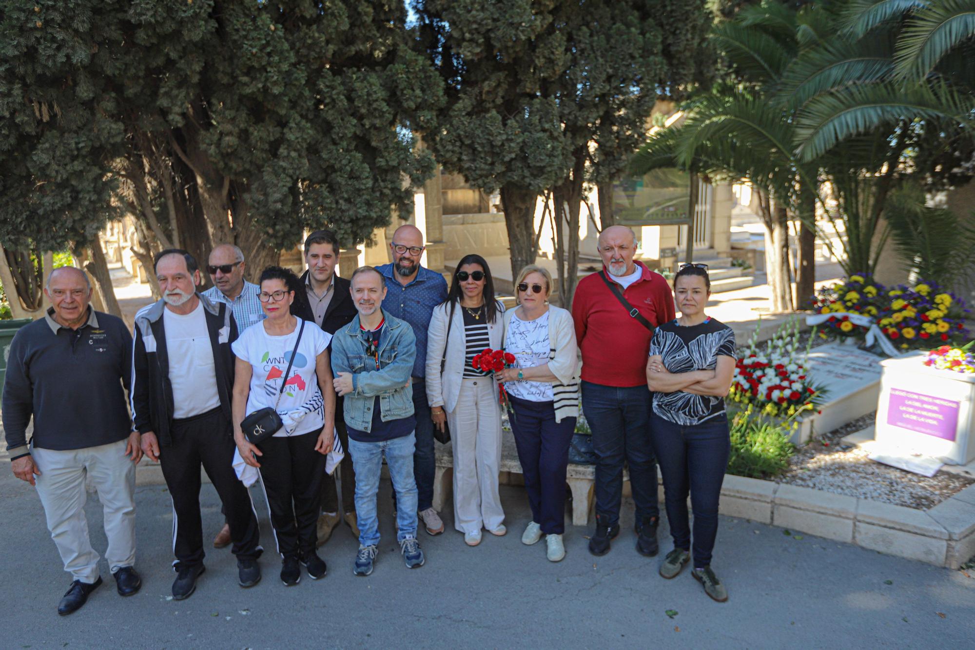 Concentración en el cementerio de Alicante por las personas fueron fusiladas y enterradas por el régimen franquista en fosas comunes