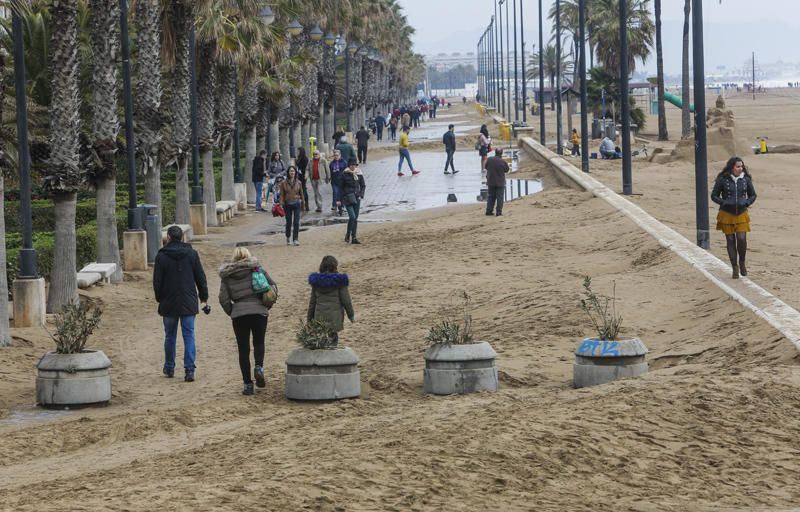 Temporal de lluvia: las mejores imágenes del paseo marítimo de València cubierto de arena