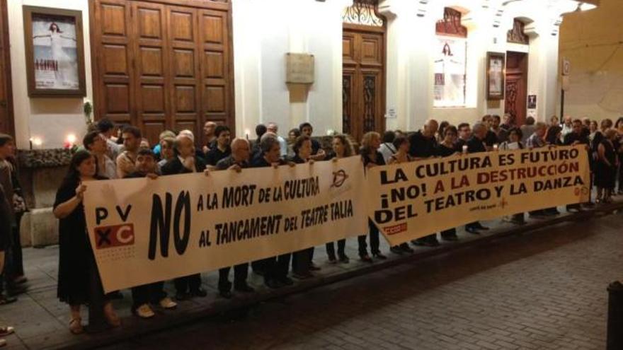 Los manifestantes, de negro, a las puertas del Teatro Talia