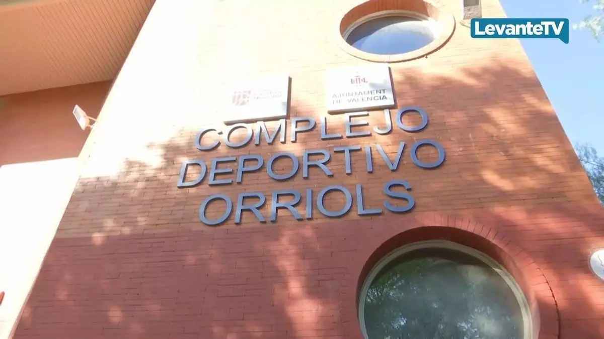 Comienzan las obras del polideportivo de Orriols con la decepción de los vecinos: "tres años cerrado para hacer remiendos y no una reforma integral"