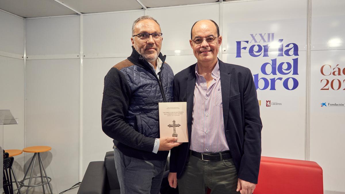 Óscar de San Macario y José Antonio Ramos Rubio en la presentación del libro.