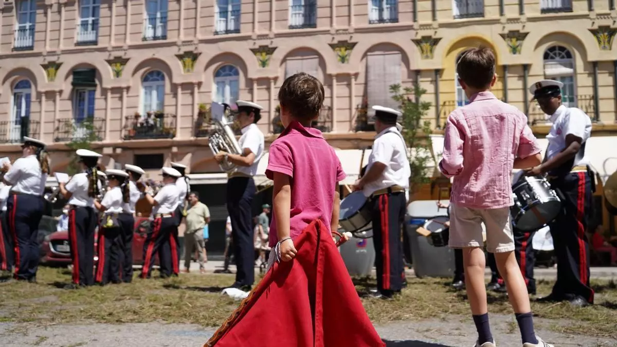 Sevilla se prepara para la corrida del Corpus: la calle Adriano se llena de niños toreando de salón