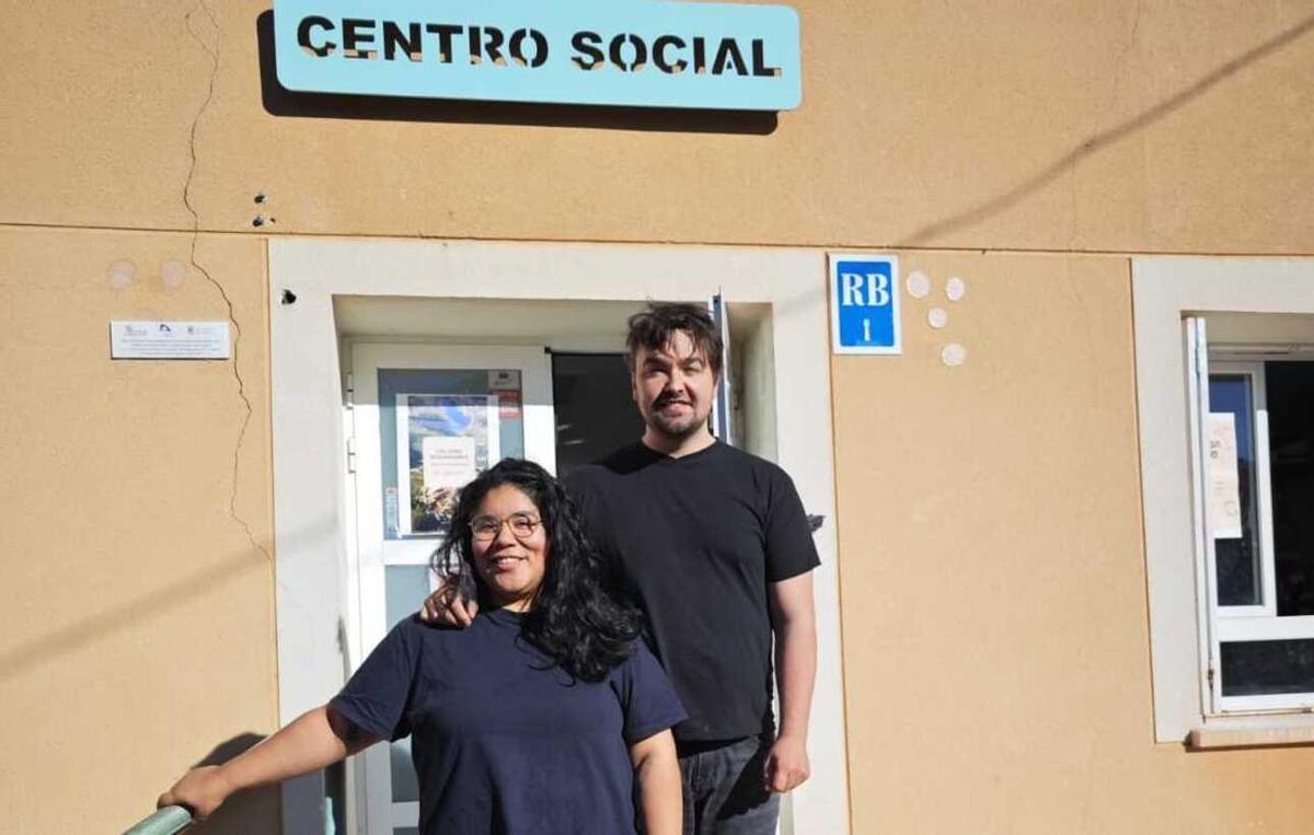 Abraham y Edith en la puerta del centro social que regentan en Los Rábanos (Soria).